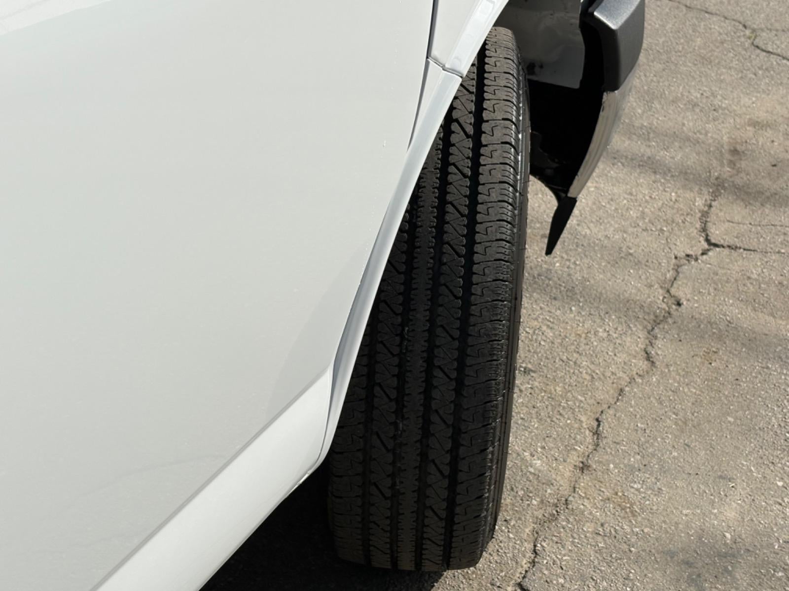 2025 Chevrolet Express Passenger 3500 1LS