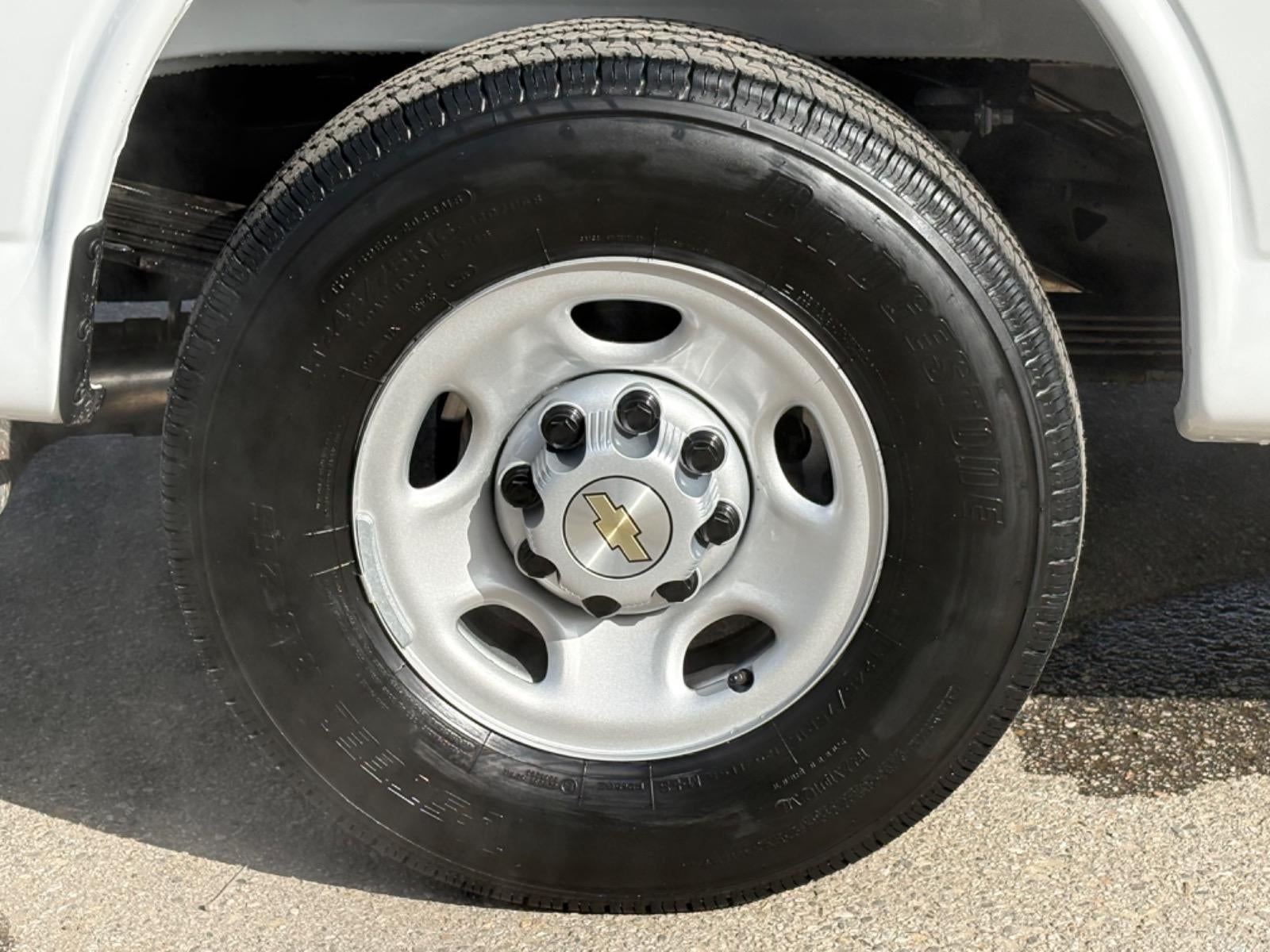 2025 Chevrolet Express Passenger 3500 1LS