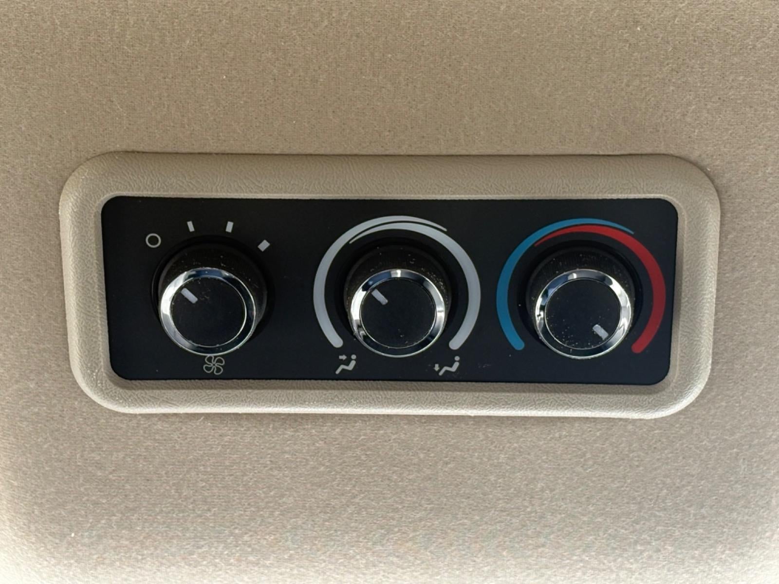 2025 Chevrolet Express Passenger 3500 1LS