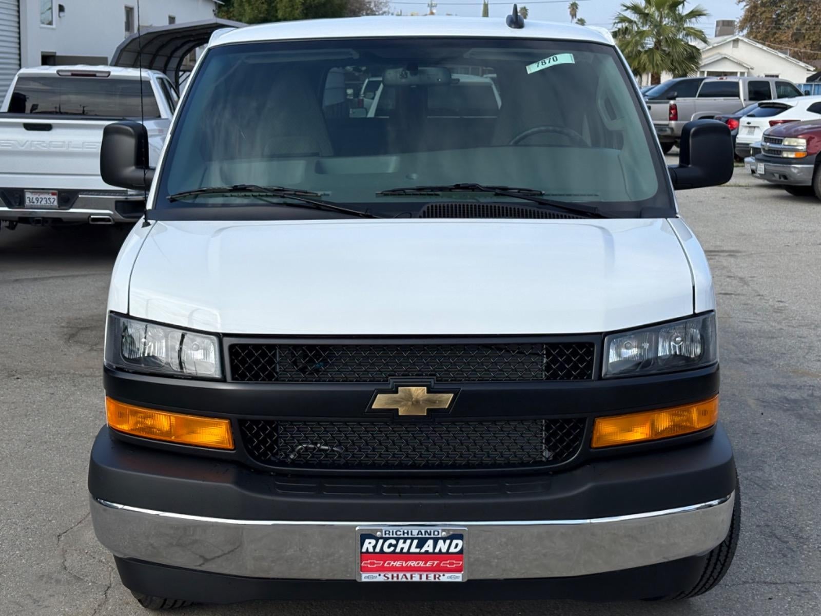 2025 Chevrolet Express Passenger 3500 1LS