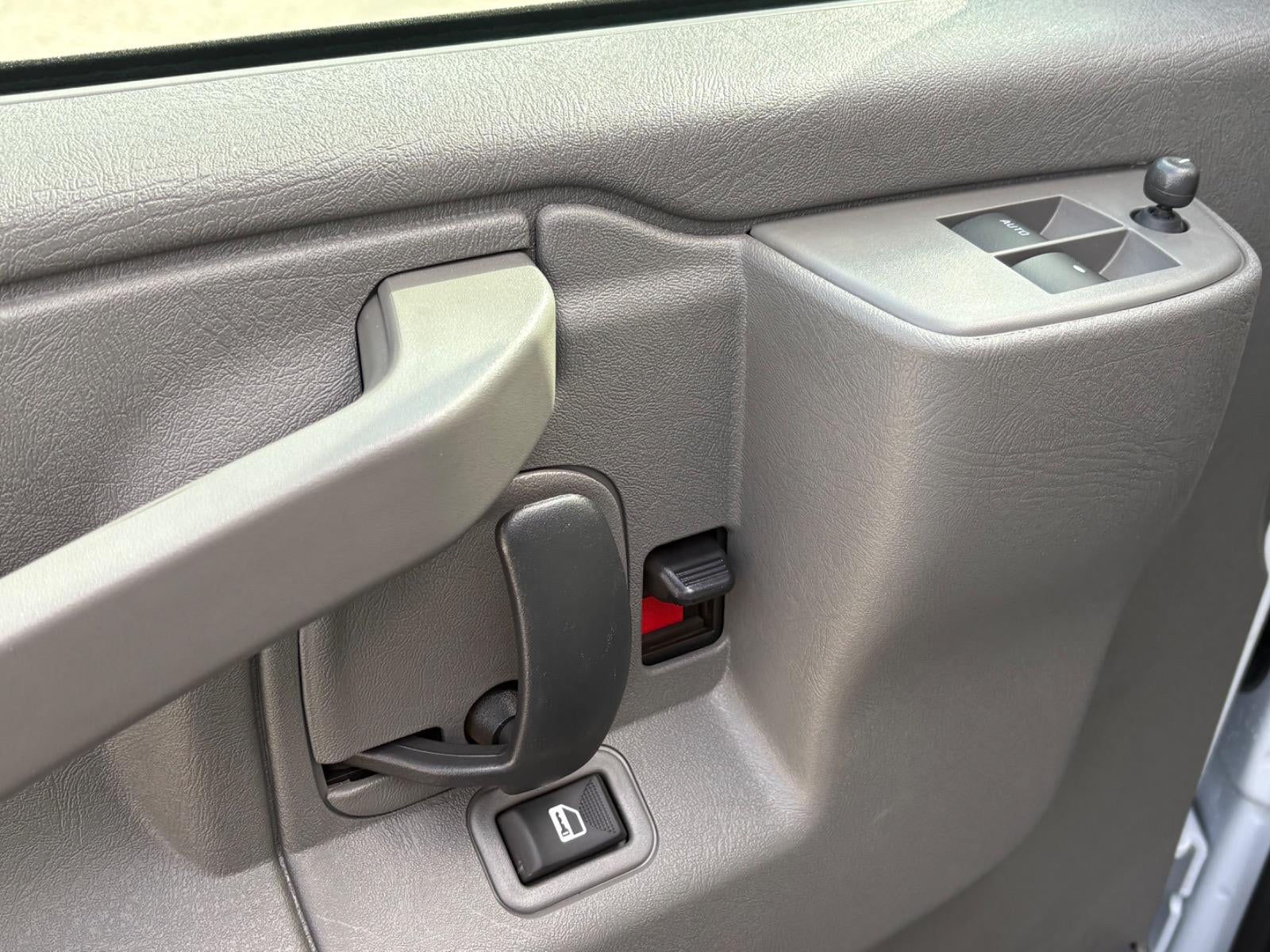 2025 Chevrolet Express Passenger 3500 1LS