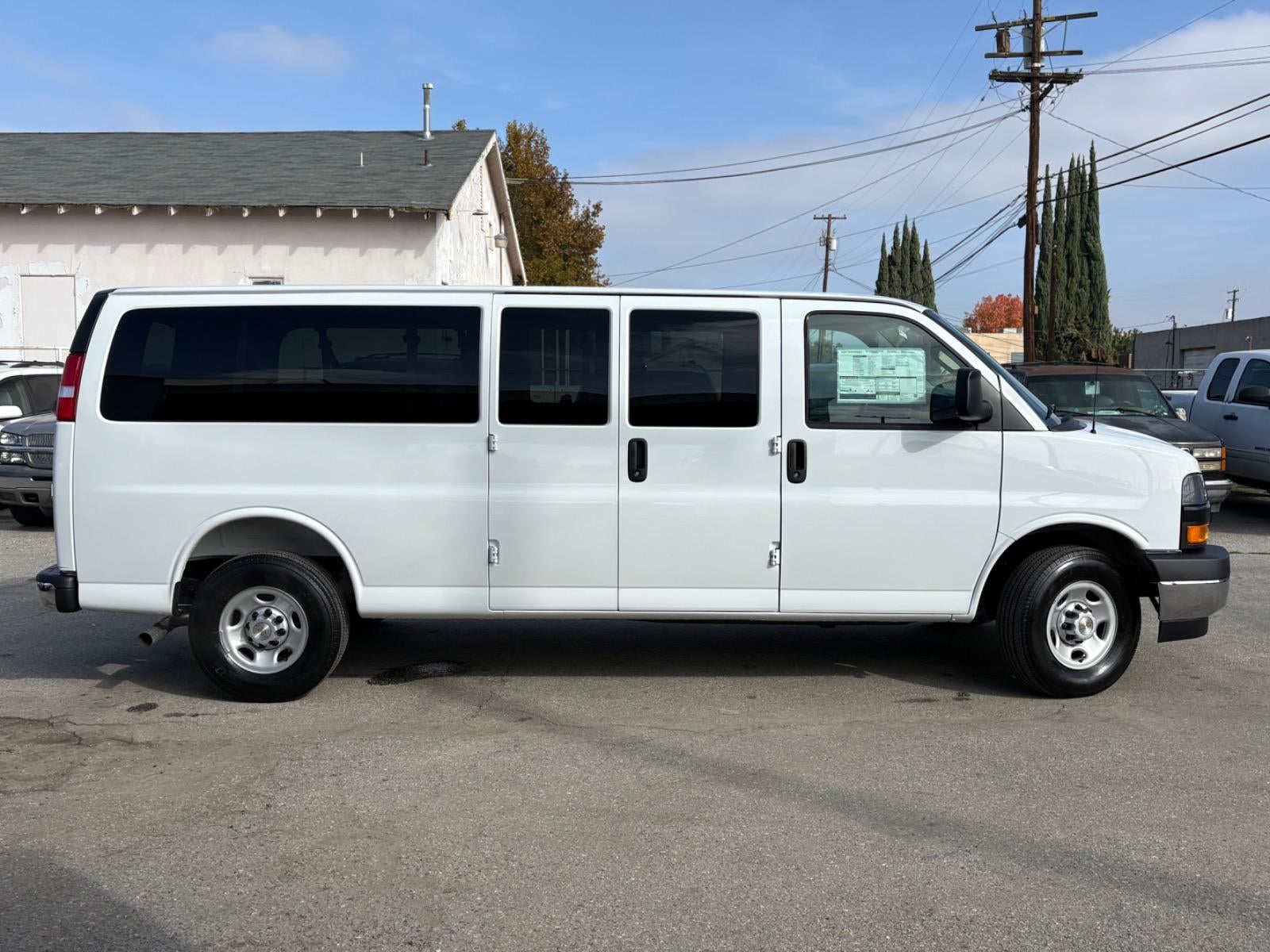 2025 Chevrolet Express Passenger 3500 1LS