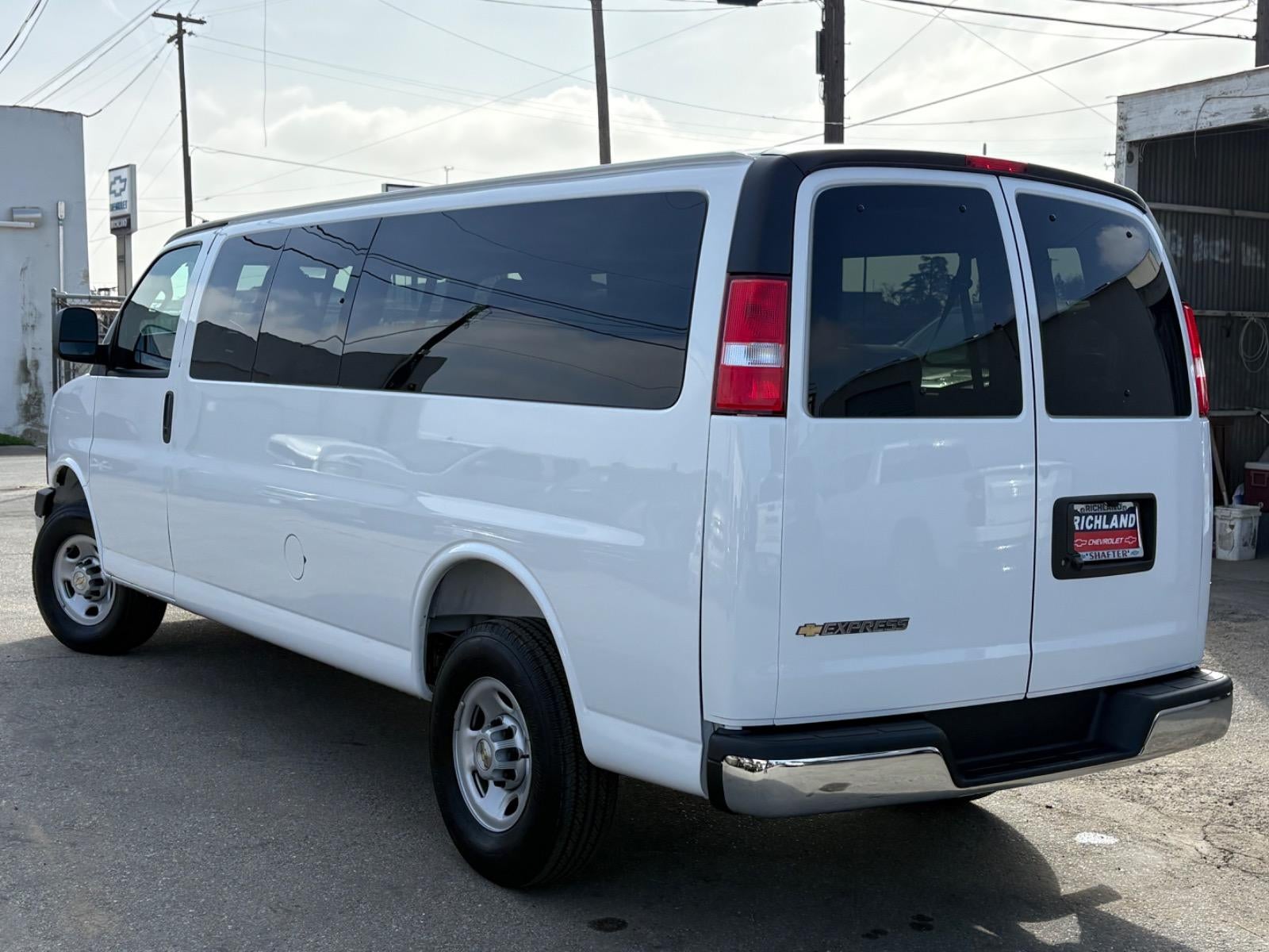 2025 Chevrolet Express Passenger 3500 1LS